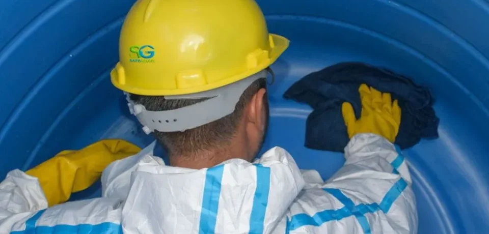 عمال مؤسسة كم النظافة أثناء تنظيف وتعقيم خزانات المياه الأرضية والعلوية بالرياض لضمان مياه شرب نقية وصحية