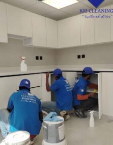 عامل مؤسسة كم النظافة يقوم بتنظيف وتعقيم أدراج المطبخ من الداخل لضمان نظافة عميقة والوقاية من الحشرات بالرياض
