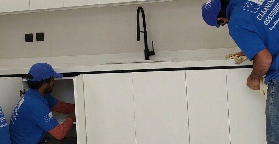 عامل مؤسسة كم النظافة يقوم بتنظيف وتعقيم أدراج المطبخ من الداخل لضمان نظافة عميقة والوقاية من الحشرات بالرياض