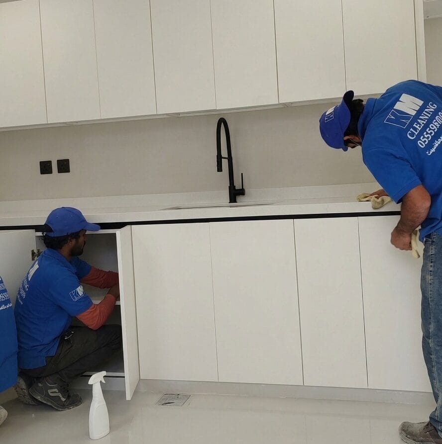 عامل مؤسسة كم النظافة يقوم بتنظيف وتعقيم أدراج المطبخ من الداخل لضمان نظافة عميقة والوقاية من الحشرات بالرياض