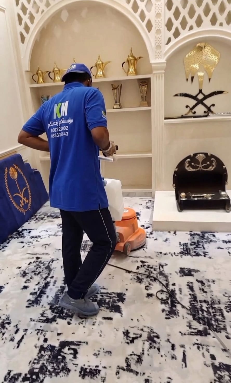 عمال مؤسسة كم النظافة أثناء غسيل وتنظيف الأرضيات وتلميع السيراميك بالرياض باستخدام أحدث المكائن المتخصصة