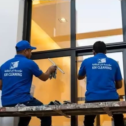 ريق عمل متخصص في تنظيف وتلميع واجهات زجاجية للمباني والشركات بالرياض بأعلى معايير الأمان
