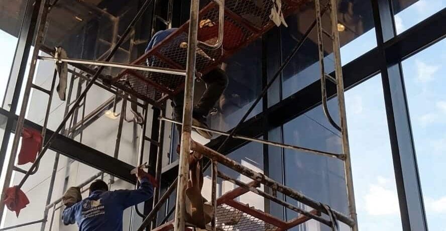 فريق عمل متخصص في تنظيف وتلميع واجهات زجاجية للمباني والشركات بالرياض بأعلى معايير الأمان