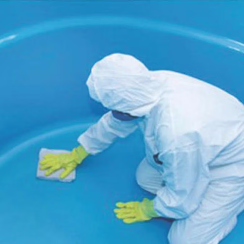 عمال مؤسسة كم النظافة أثناء تنظيف وتعقيم خزانات المياه الأرضية والعلوية بالرياض لضمان مياه شرب نقية وصحية